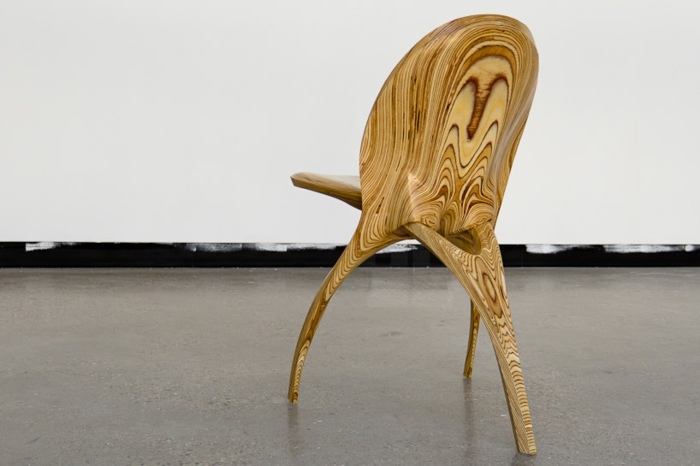 designerstol tillverkad av plywoodmönstrat trä
