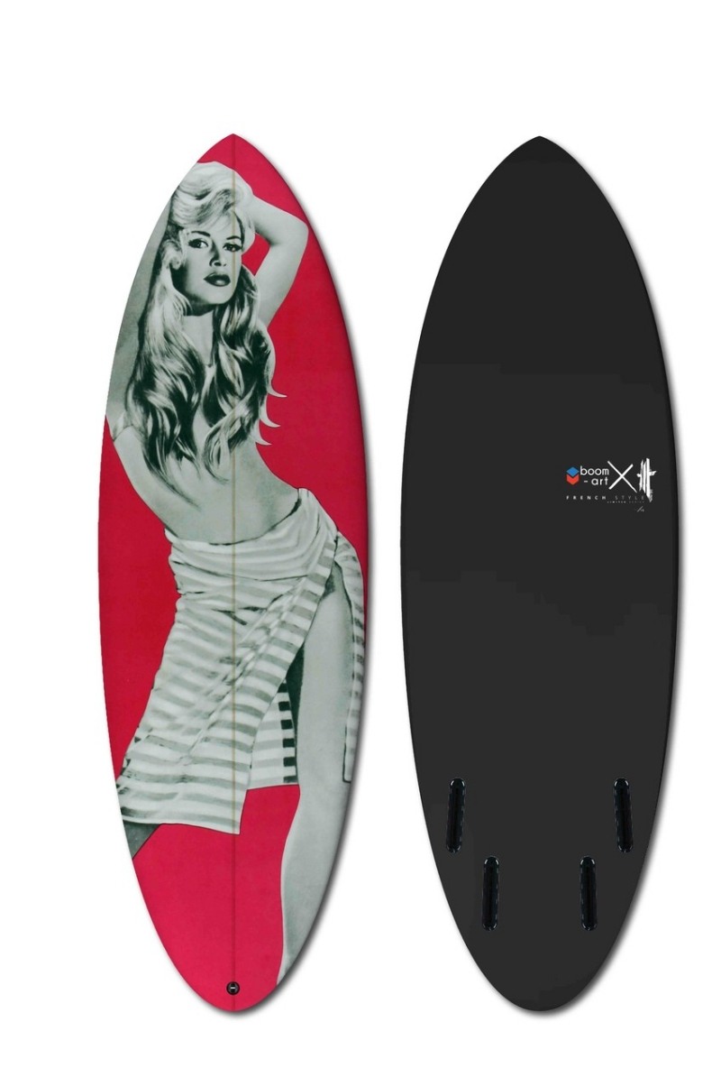 designer-surfbrädor-svart-vit-pin-up-girl-illustration-beach-boom-art