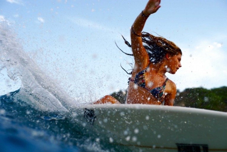 Designer surfbrädor -surfbräda-kul-sommar-vattensurfing-kvinna