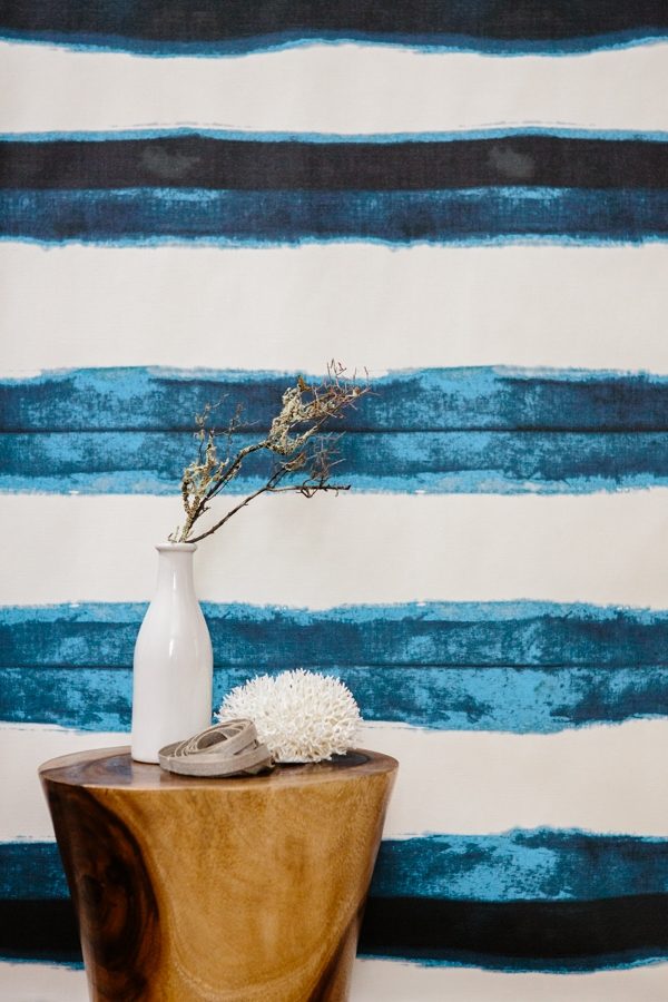 Horisontellt mönster-Shibori tapeter modern design-vit blå-iriserande nyanser av blått