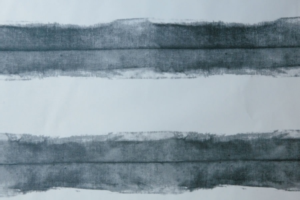Shibori konst textil tapet design trender gråa horisontella motiv