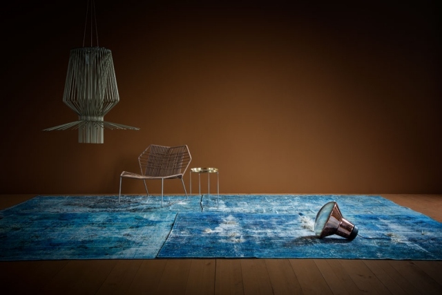 intressant designmöbler ljuskrona blå golvbeläggning