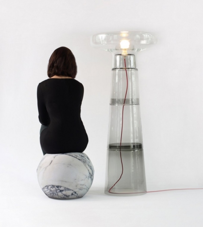 designer golvlampa gjord av handblåst glas, grå transparent