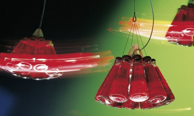 Designer hängande lampa med en röd lampskärm gjord av flaskor