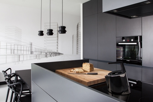 Inbyggt kök specialtillverkat med ö-hällhängslampor svart