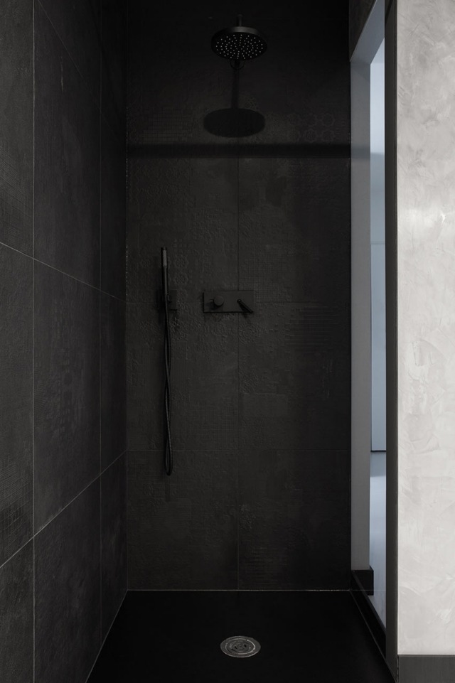 Badrumsidéer duschkabin-svarta plattor-texturerad tapet