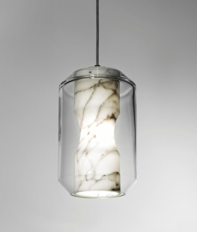 modern-hängande-lampa-gjord av marmor-och-kristall
