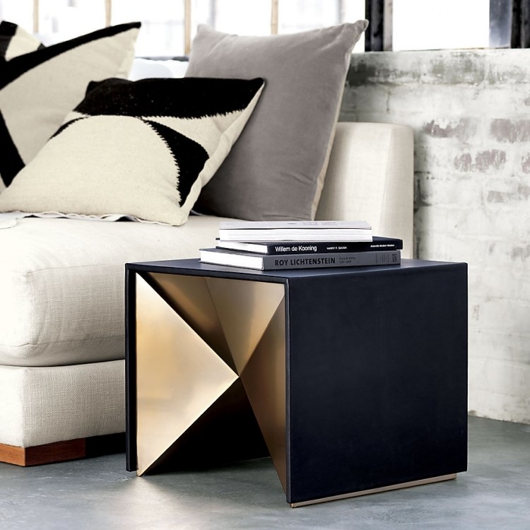 Designmöbler och inredning -interiördesign-sidobord-kub-svart-mässing-kub
