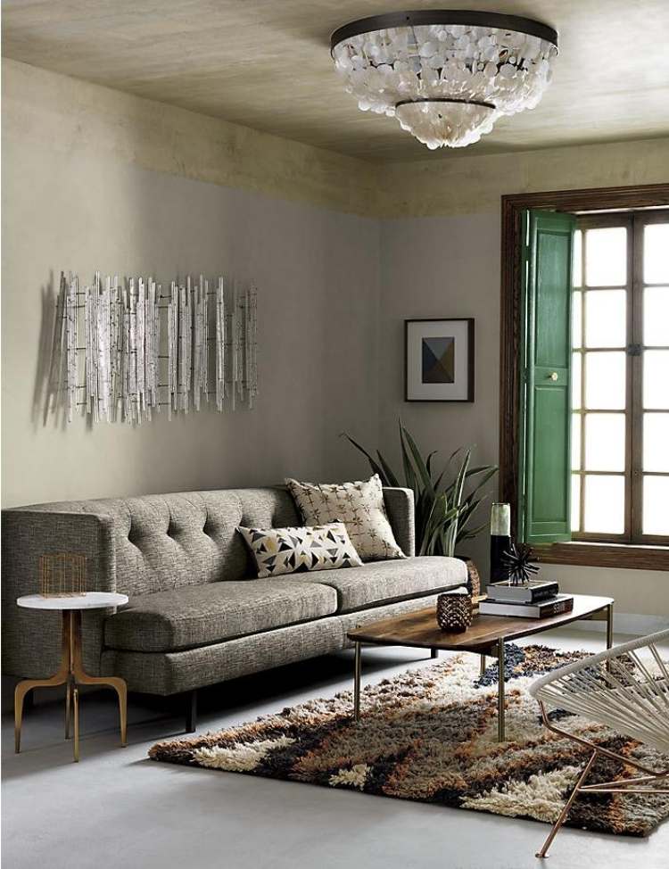 designer-möbler-dekoration-inredning-vardagsrum-matta-soffa-beige-ljuskrona-neutrala färger