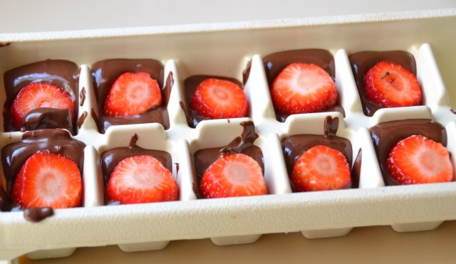 choklad-jordgubbe-idé-dessert-gör-is-kub-form