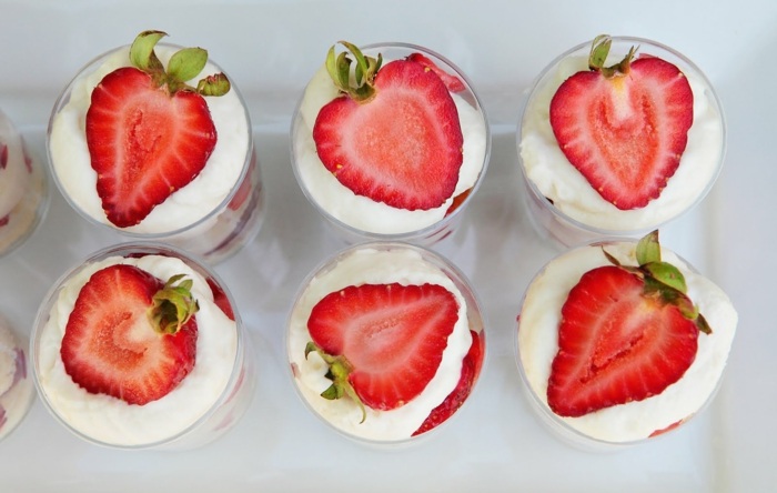 dessertbord med jordgubbar bröllopsfirande