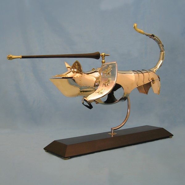 white knight cat rustning konstskulpturer av jeff de boer
