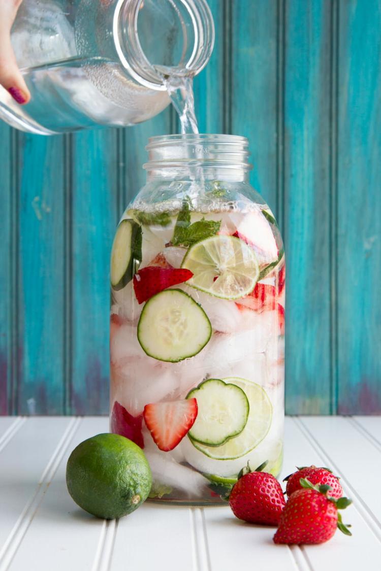detox vatten lime-grön-jordgubbe-gurka-isbitar