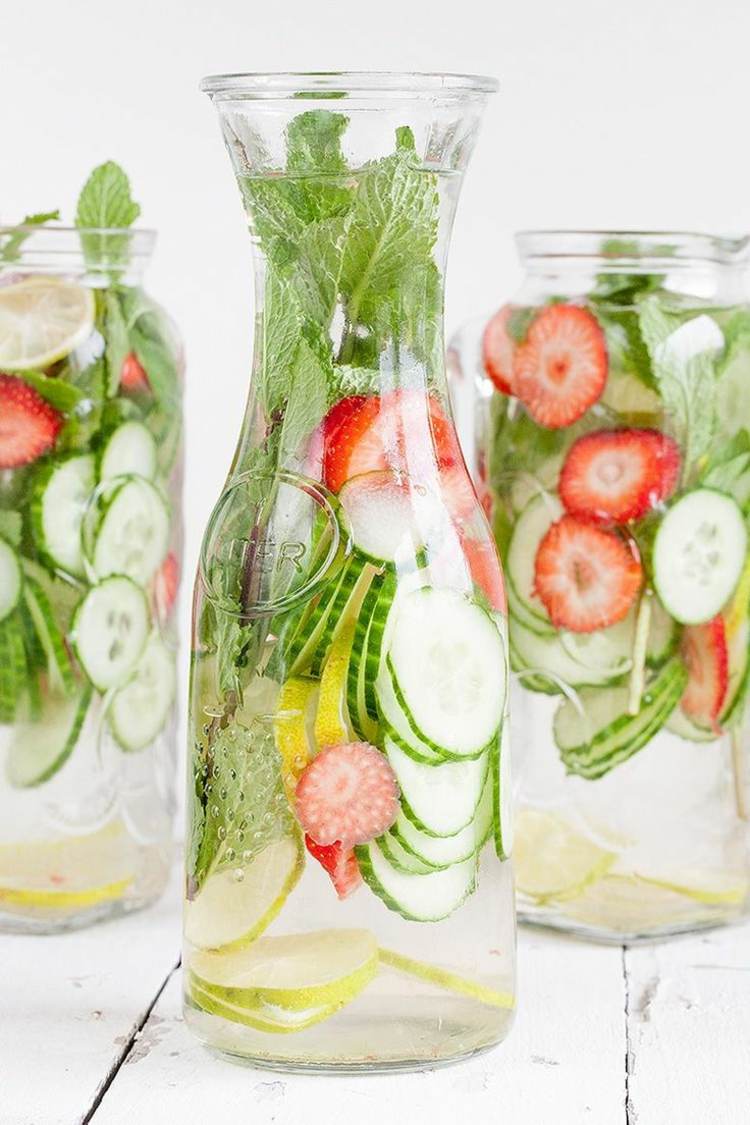detox-vatten-grönsaker-frukt-friska-gurka-jordgubbar-örter