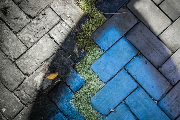 inglasning-terrass-idé-stenläggning-sten-gräs-växter-markskydd-renovera
