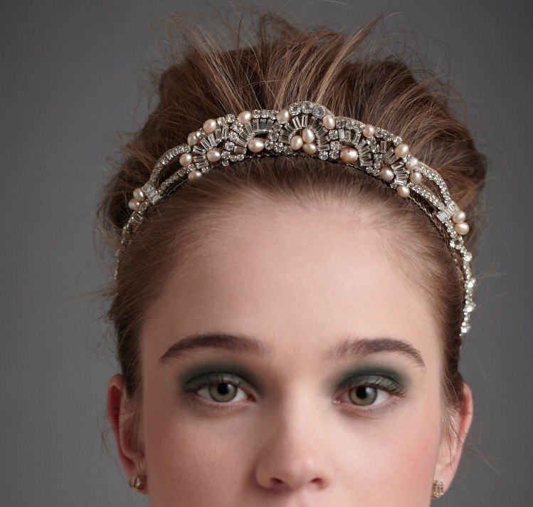 diadem-bröllop-brud frisyr-pärla-kristaller-vintage-look