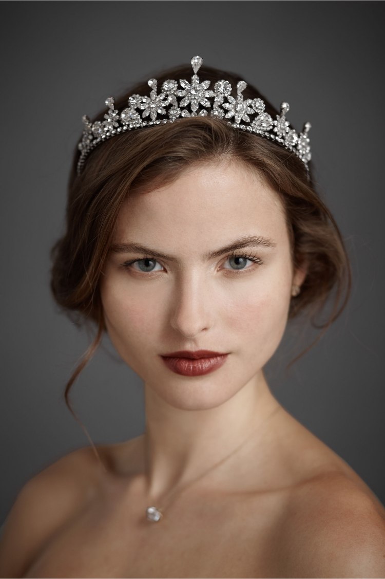 diadem-bröllop-kristaller-sidoseparering-rakt-hår
