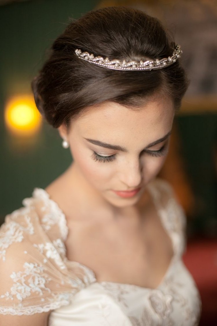 diadem-bröllop-brud frisyr-pärla-strass-bulle