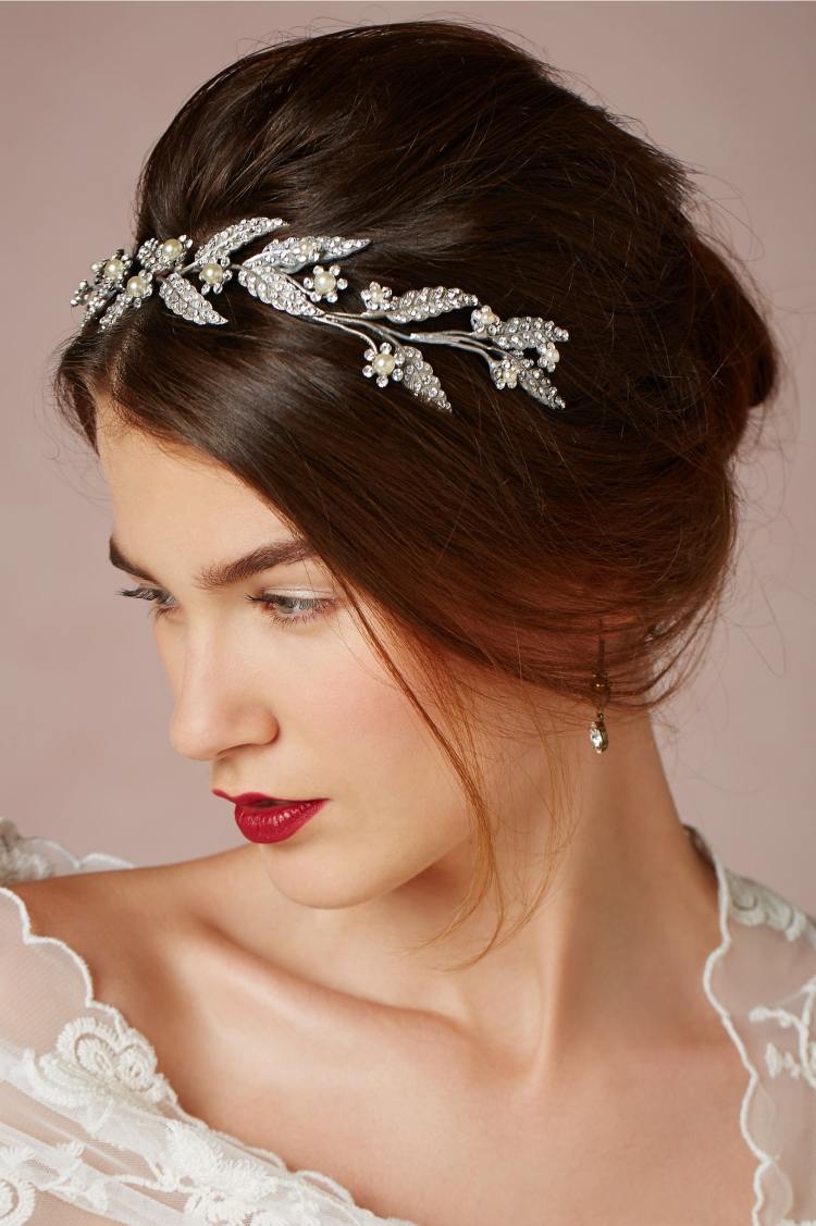diadem-bröllop-brud-frisyr-volym-blommig-strass-pärlor