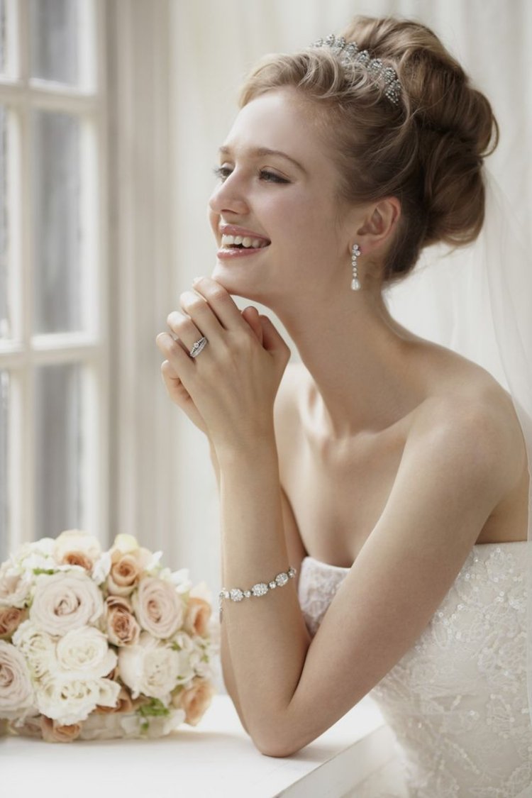 tiara-bröllop-brud-frisyr-updo-axellös-brud-klänning