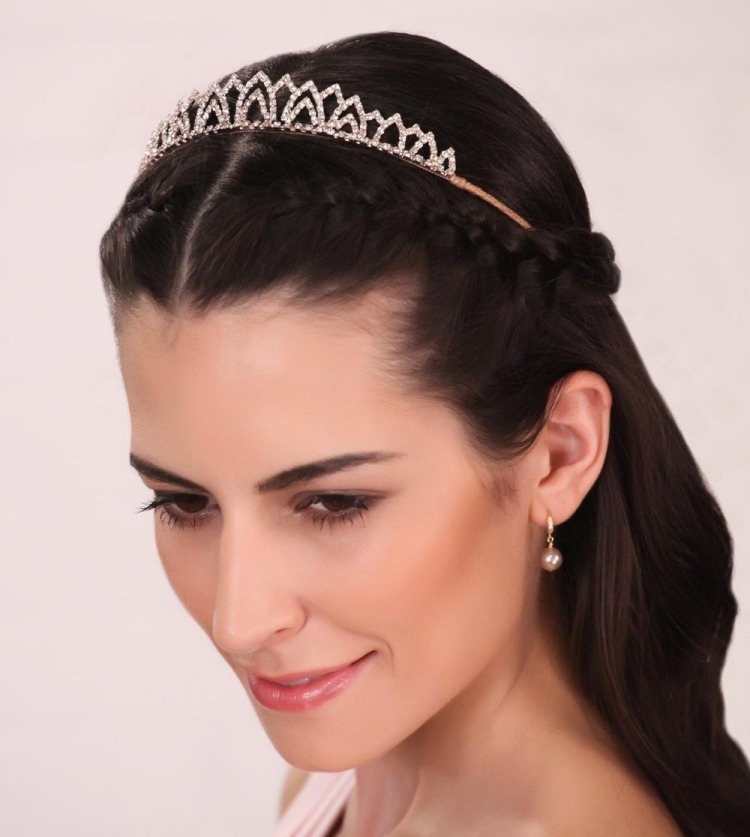 diadem-bröllop-strass-brudfrisyr-halvöppen-twirled