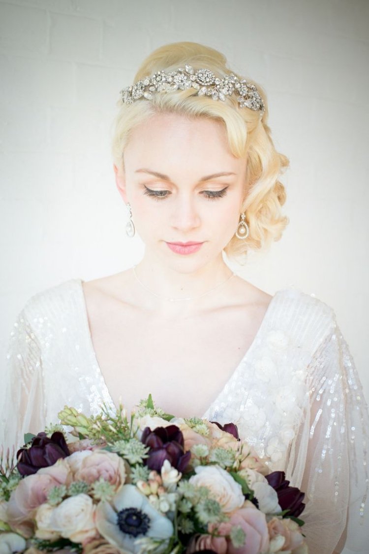 diadem-bröllop-kristaller-brud-frisyr-sida-bulle-vintage-glamour