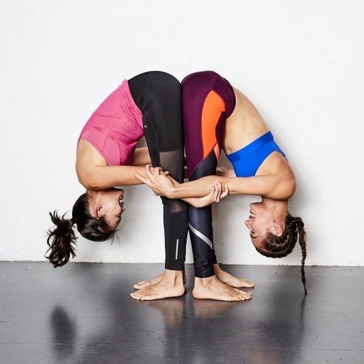enkla yogaställningar för två, stående framåtböjning
