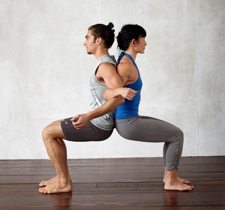 enkel yogaövning för två Stolpositionen