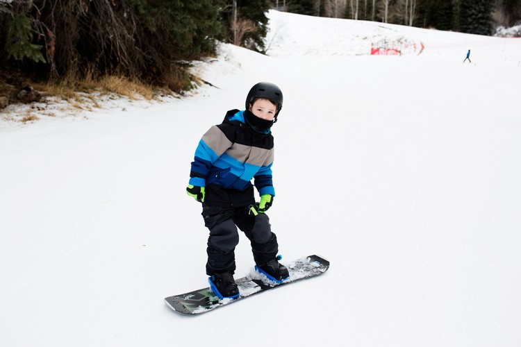 Snowboardåkning som en bra vintersport för barn