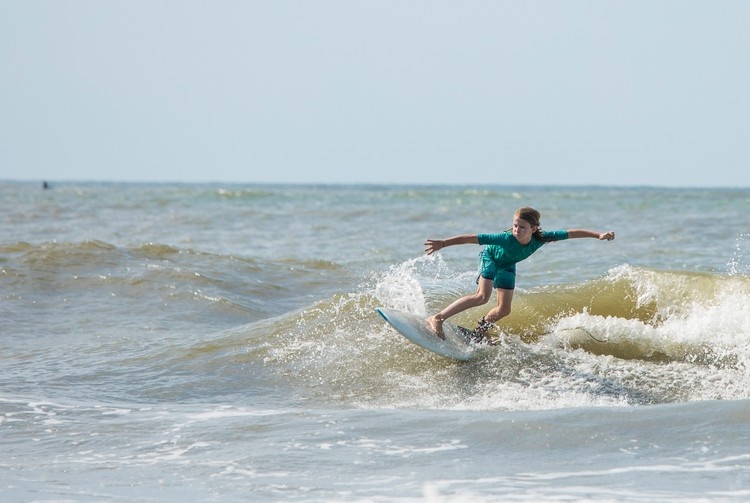 Surfing som en sport som passar barn från när