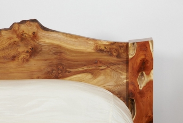 handgjorda skulpturala möbler säng sänggavel rustik stegbräda