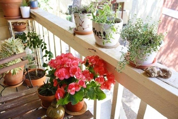 idéer för små balkonger keramiska planters-blomkrukor