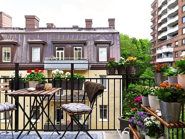 balkong stolar med bord metall räcke stadsutsikt dekoration blomkrukor