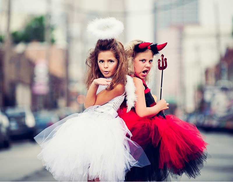 Karnevalskostymer-barn-syskon-djävulen-ängel-tjejer