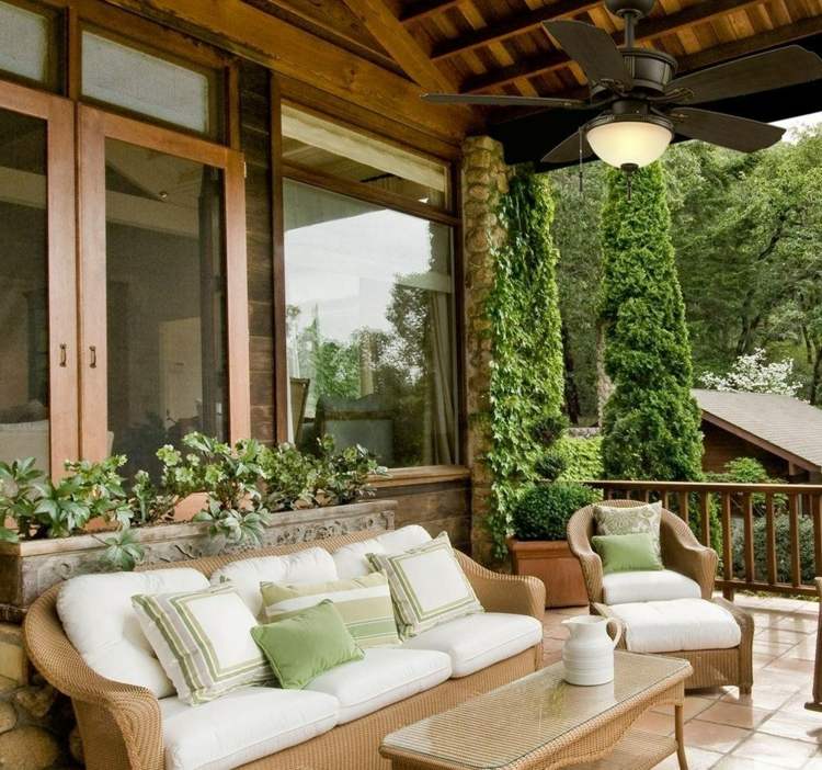 täckt trä veranda rotting trädgårdsmöbler modern beige sittdyna vit