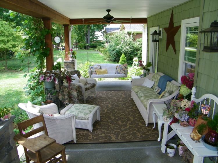 täckt trä veranda vita möbler matta dekorationer klätterväxt