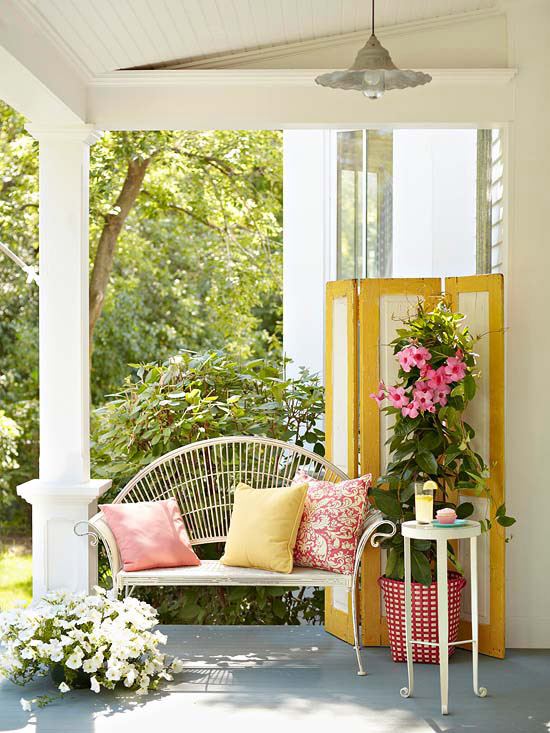 täckt veranda järnbänk sittdyna sidobord