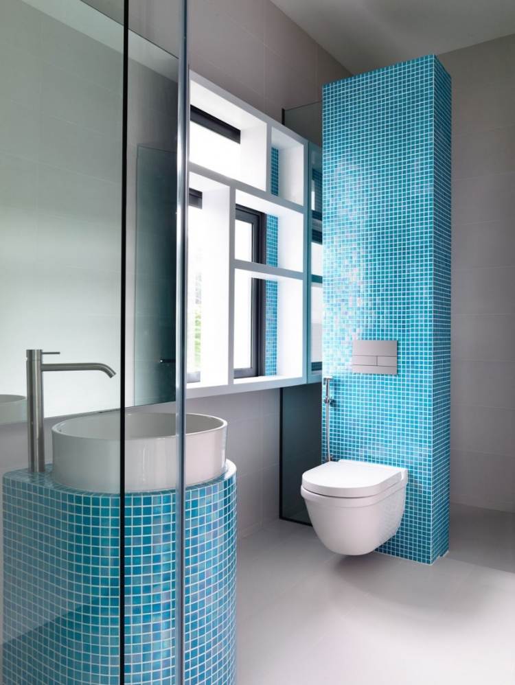 bästa-färg-badrum-mosaik-sten-handfat-konsol-vit-spegel-glas-vägg-fönster