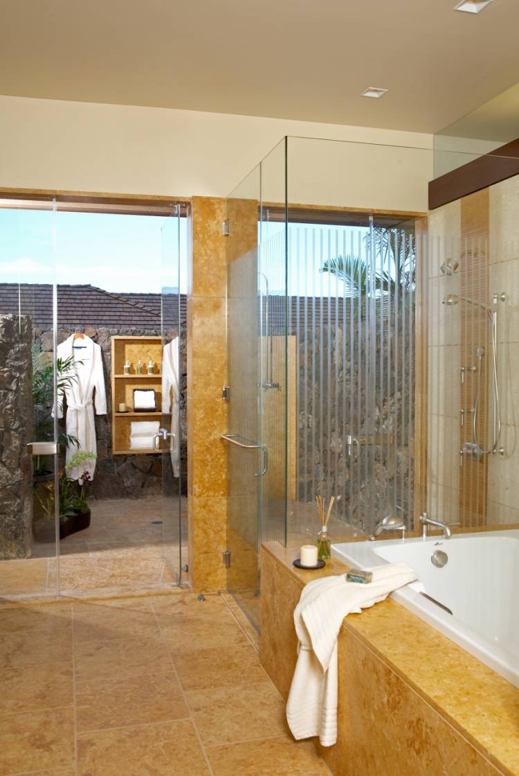 bäst-färg-badrum-brun-natursten-badkar-inbyggt-i-glas-duschkabin