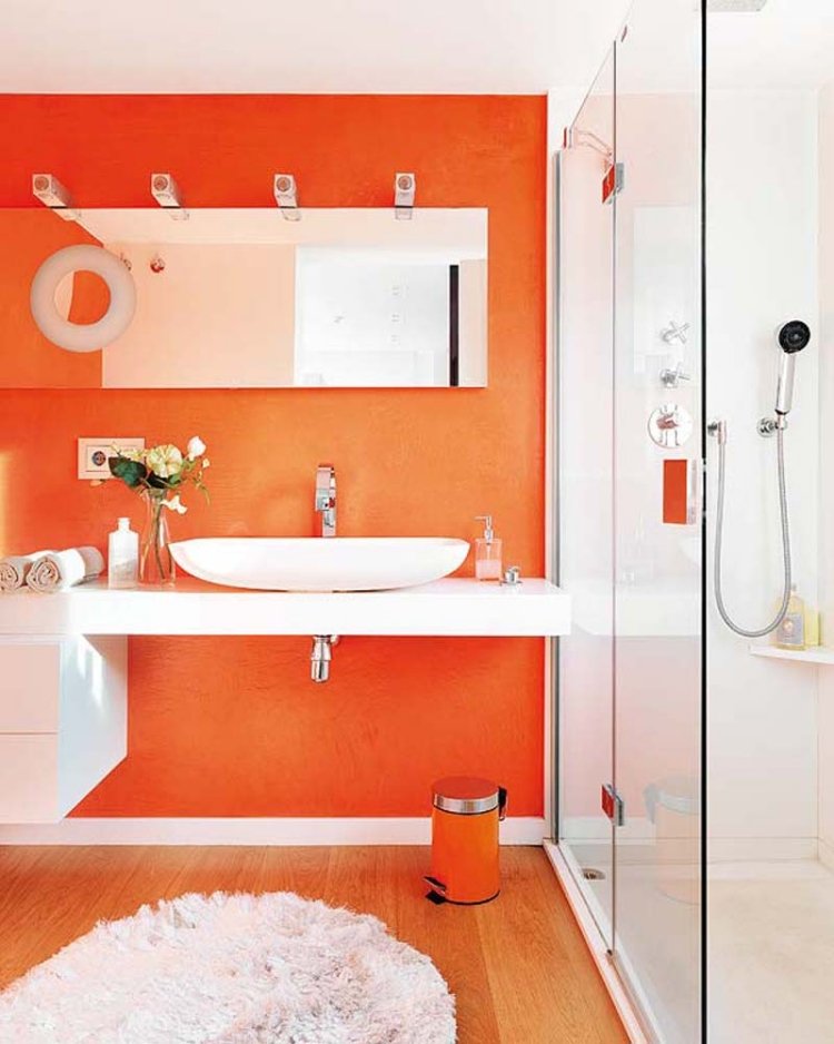 bästa-färg-badrum-färg-accenter-orange-vit-trä golv-duschkabin