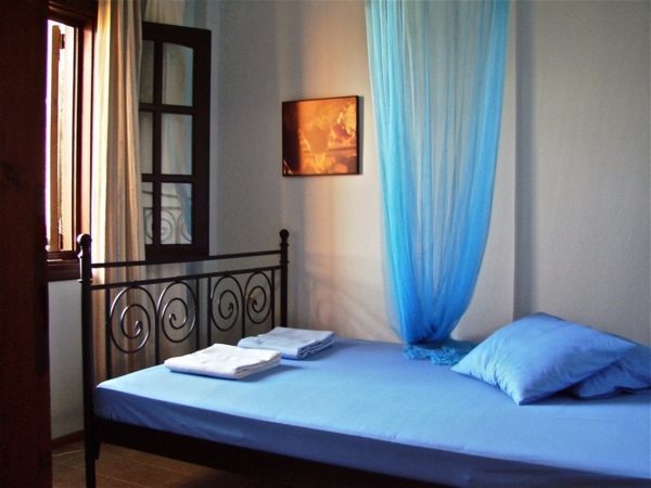 romantisk-sovrum-blå-överkast-färgad-gardin