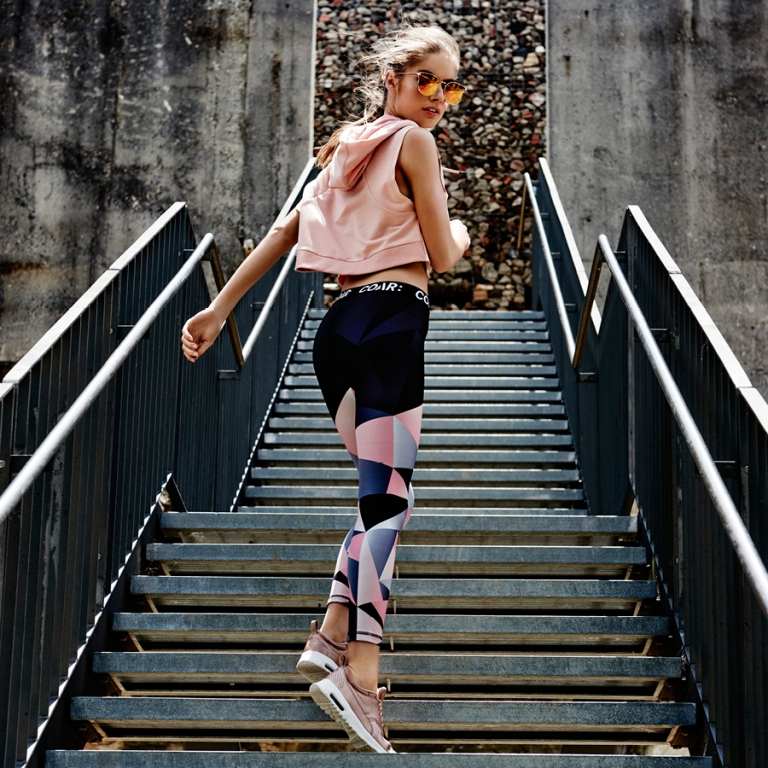 Oufit med sport leggings för vardagligt bruk och en croptop i rosa