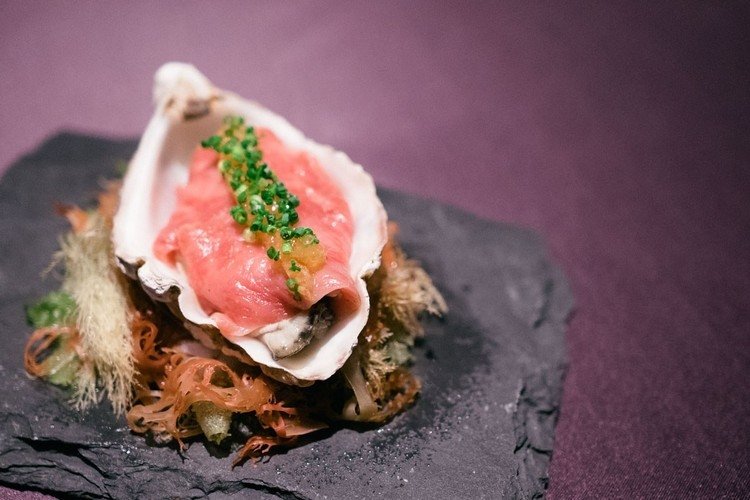 de bästa Michelin -stjärnkockarna ranking utmärkta kulinariska experter restauratörer över hela världen seiji yamamoto maträtt rått kött