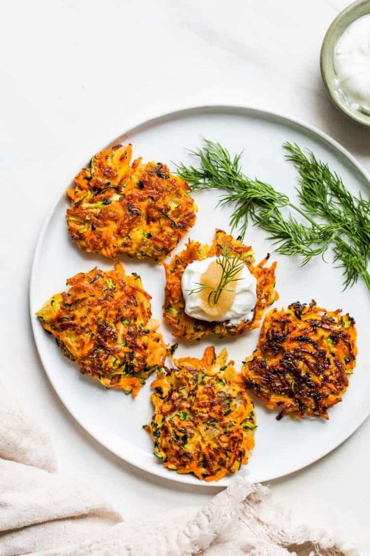 Zucchinimorotspannkakor med dill och yoghurtsås