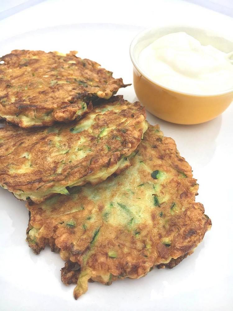 Zucchinipannkakor med tre ingredienser för spädbarn och småbarn med yoghurtdopp