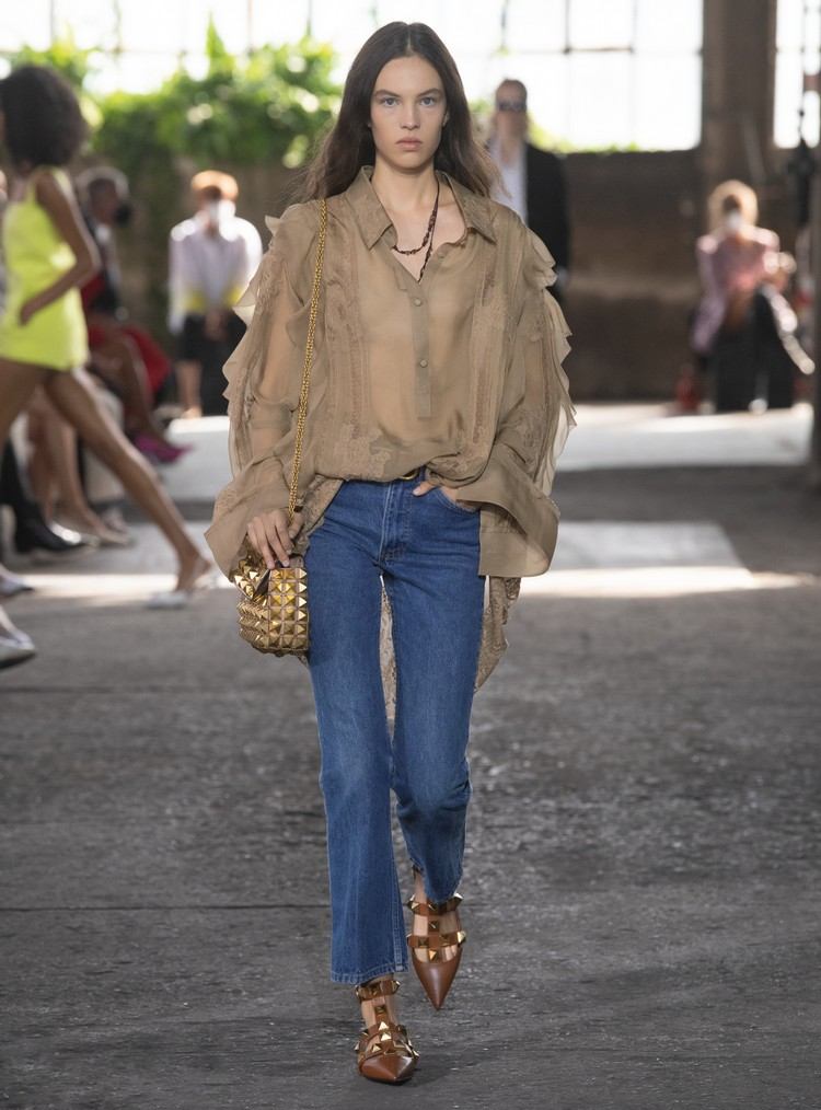 Bootcut jeans trend 2021 catwalk look Valentino