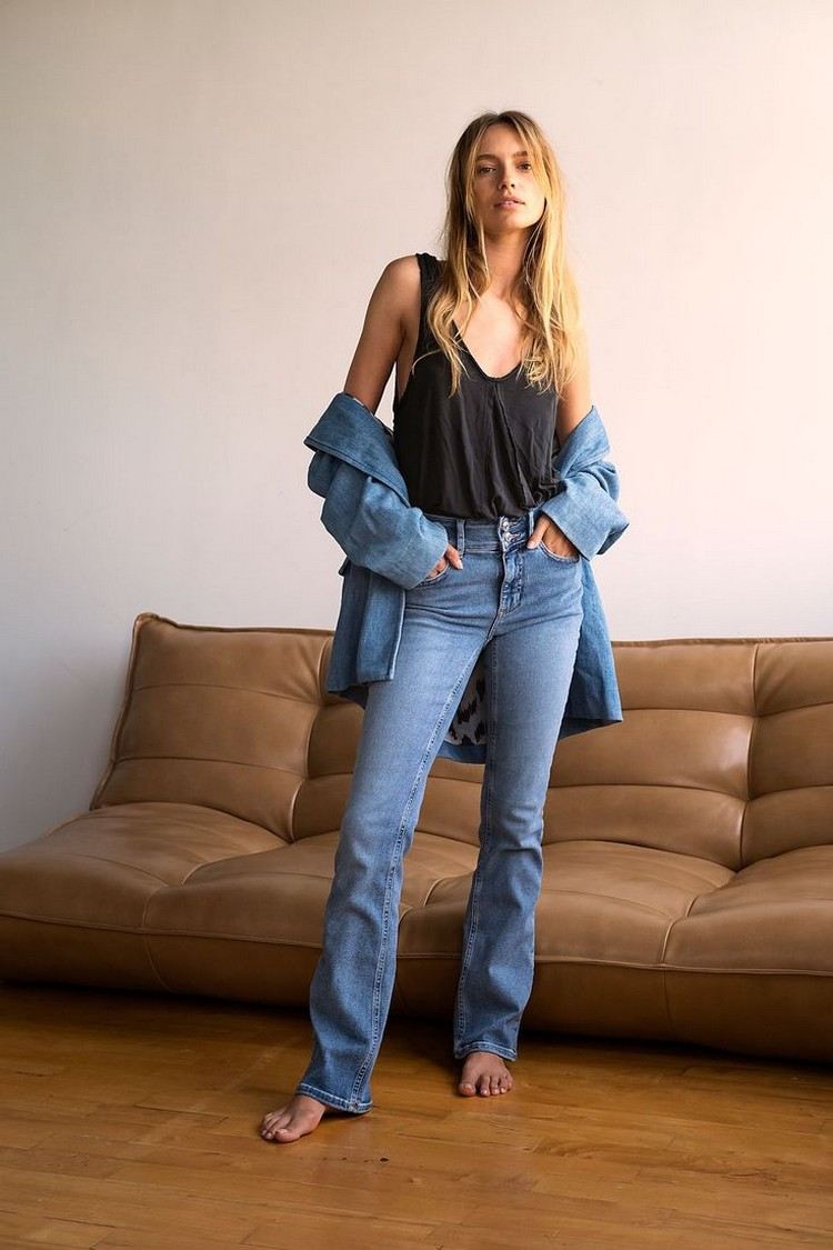 Bootcut -jeans betyder snitt snitt på låret och löst på byxbenen