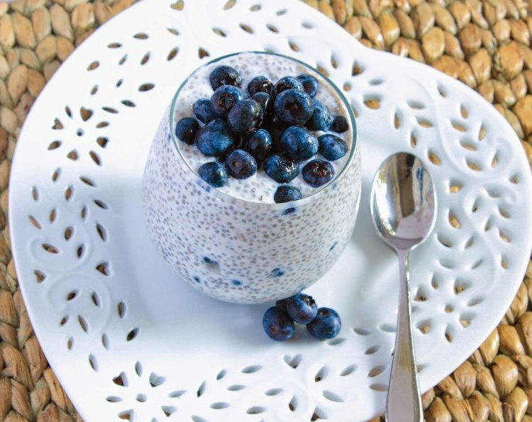 chia-pudding-mjölk-blåbär