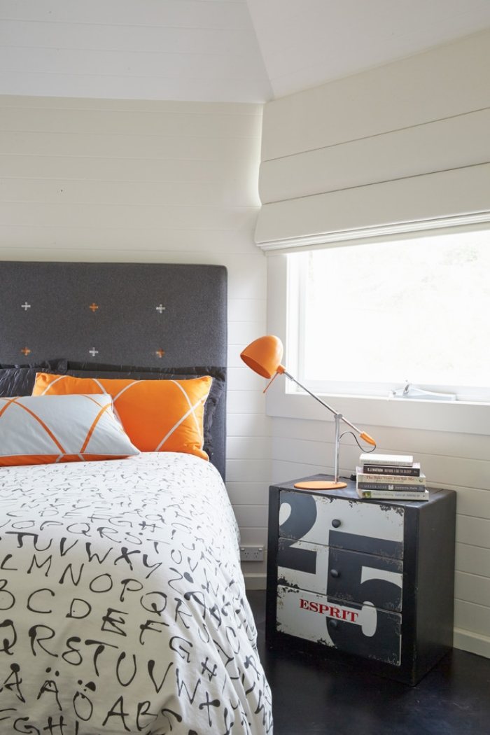 sovrum-möbler-orange-läslampa-mekaniskt-rörlig-läsning-ljus-på-säng