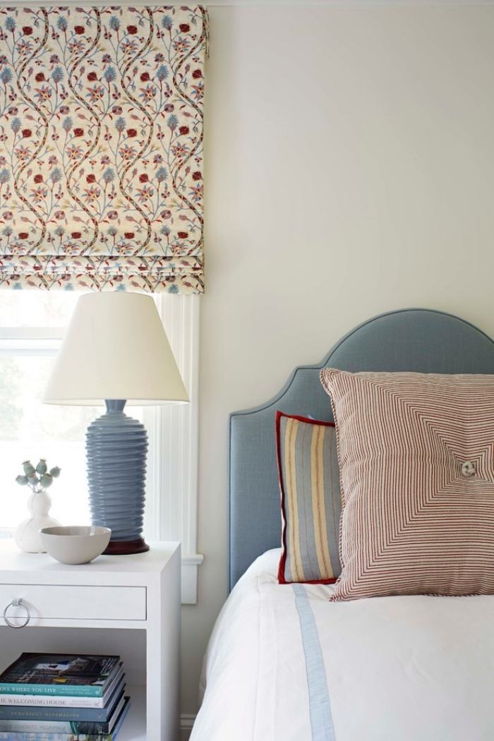 idéer-sovrum-möblering-sänglampa-klassisk-design-vit-lampskärm